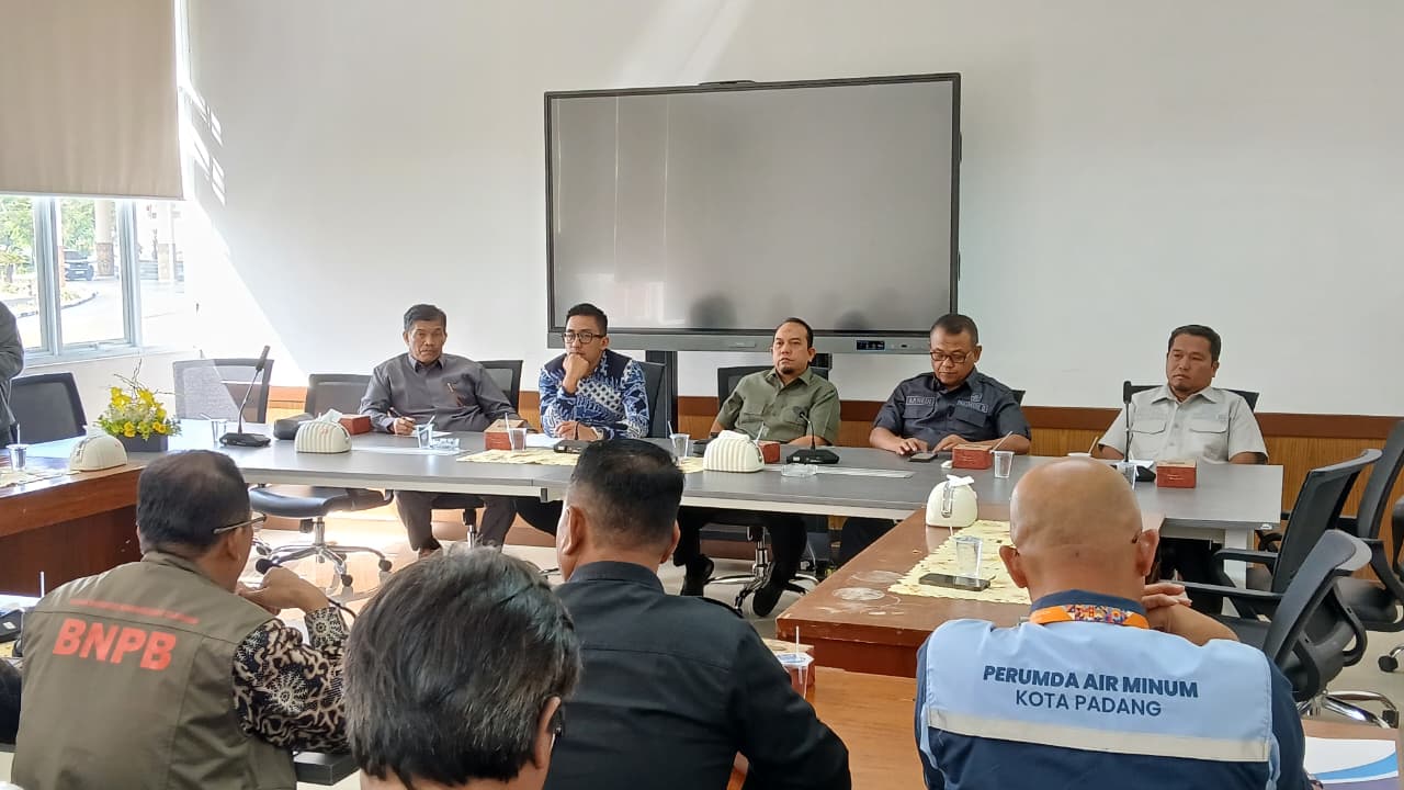 Komisi II DPRD Kota Padang menggelar rapat khusus membahas krisis air bersih yang melanda sejumlah wilayah di Kota Padang, kemarin.