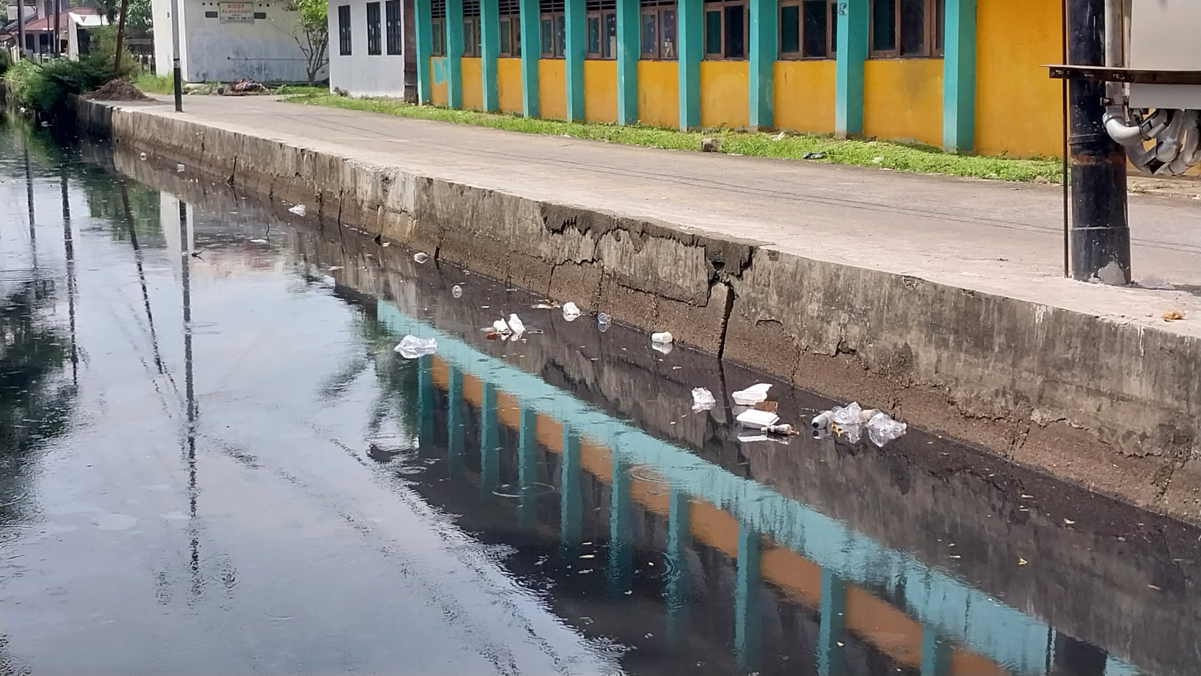 Kondisi sungai di kawasan SDN 29 Purus yang tercemar dan kotor mengancam kesehatan anak-anak dan masyarakat sekitar, Jumat (23/1/2026).