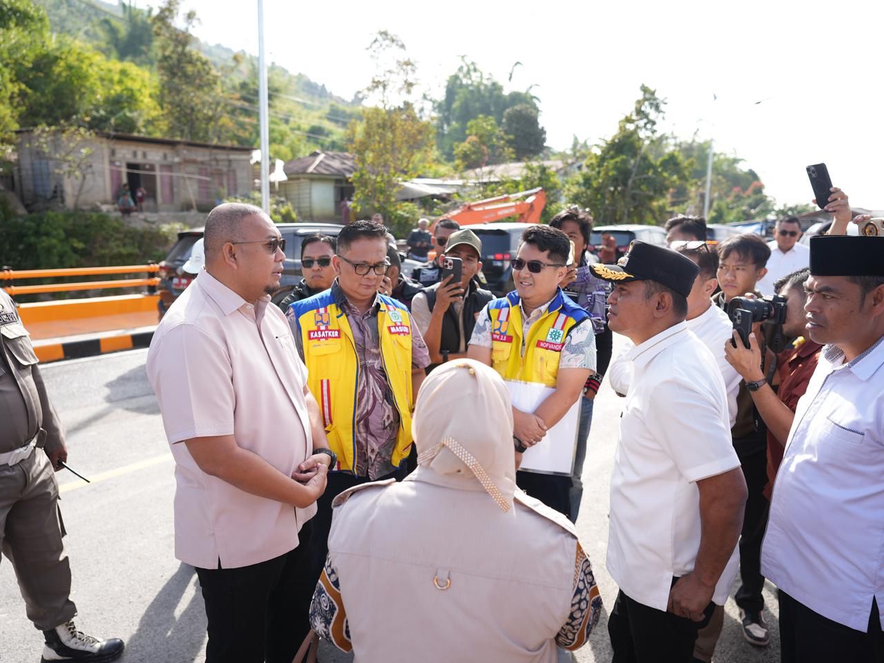 Kunjungan Bupati Solok dan Wakil Ketua Komisi VI DPR RI ke lokasi pembangunan Jalan Nasional Alahan Panjang&ndash;Surian di Nagari Airdingin, Kecamatan Lembahgumanti.