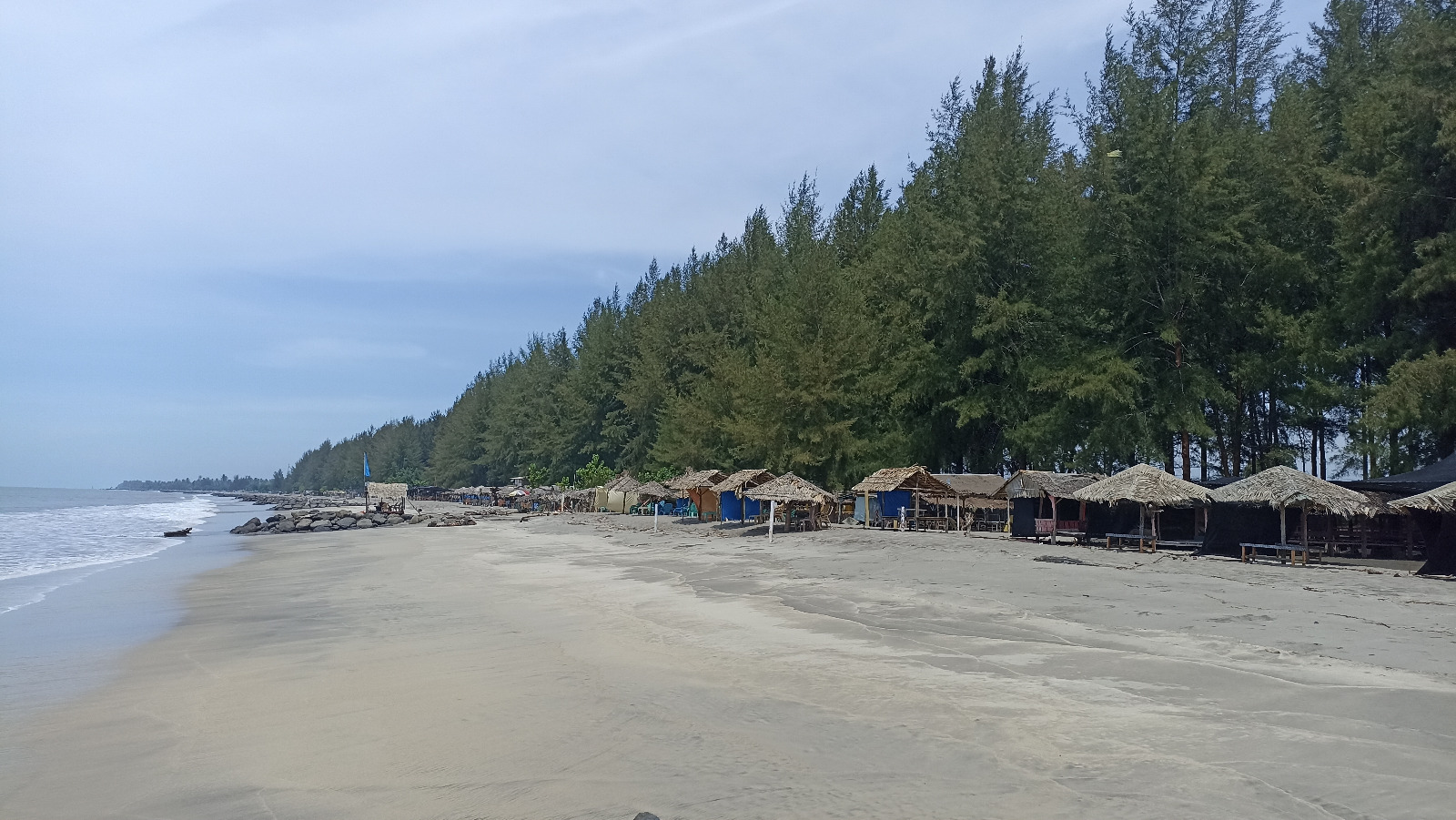 Pantai Seribu Pohon menjadi salah satu objek wisata yang patut dikunjungi di Kabupaten Pasaman Barat.
