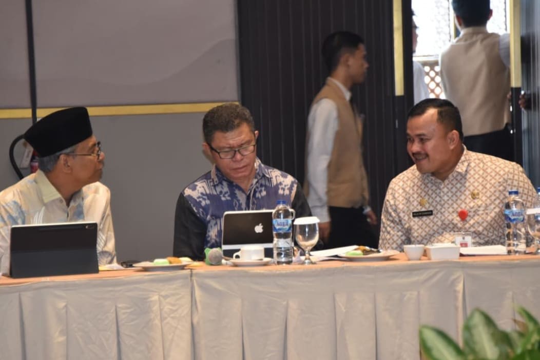 Rapat Monev percepatan pembebasan 23 bidang lahan Fly Over Sitinjau Lauik dan Tol Padang&ndash;Sicincin di Hotel Santika Padang, Jumat (23/1/2026).(Foto: Prokopim)