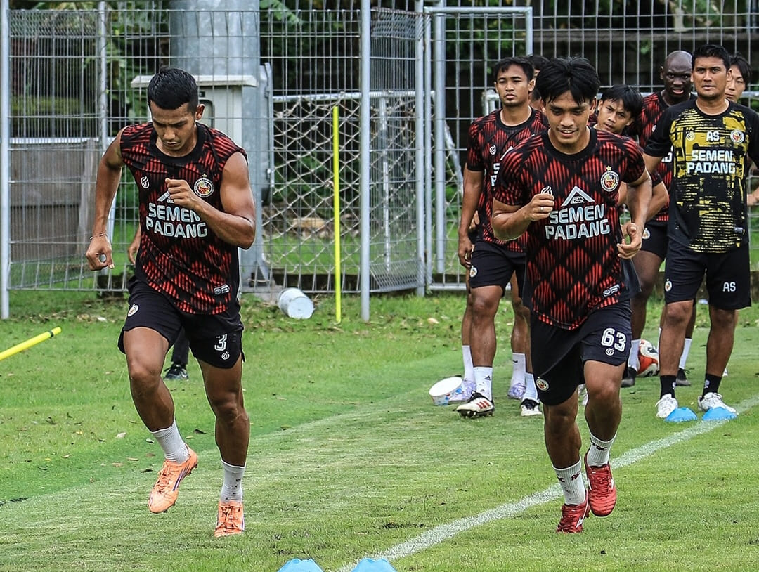 Semen Padang FC jalani latihan intensif jelang laga tandang putaran kedua BRI Super League 2025/26 menghadapi Bali United dan PSM Makassar.(Foto: IG @semenpadangfc)