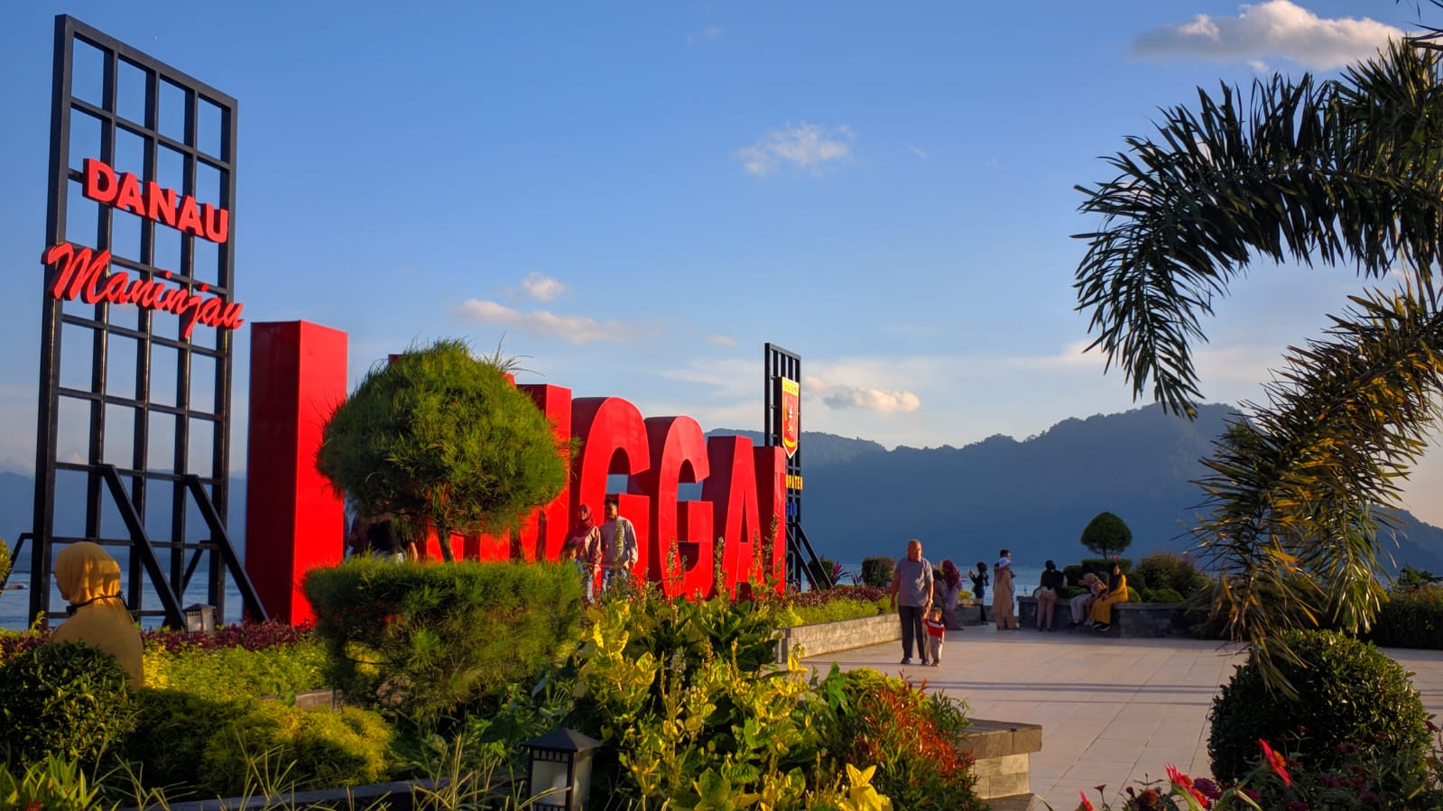 MAGNET WISATA: Sejumlah wisatawan tengah menikmati keindahan wisata Linggai Park di Duokoto, Tanjungraya, Agam, beberapa waktu lalu.(PUTRA/PADEK)