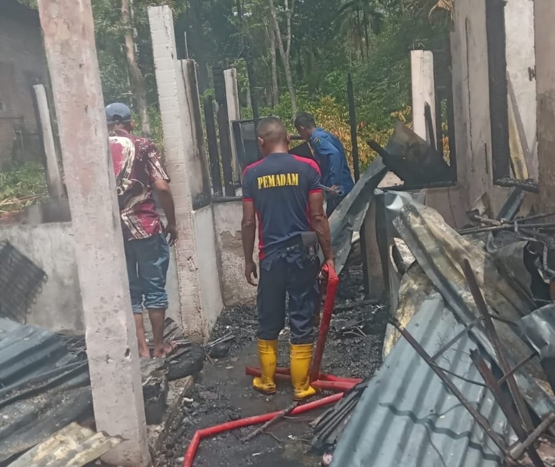 Kebakaran menghanguskan rumah di Barung-Barung Balantai, Kecamatan Koto XI Tarusan, Kabupaten Pesisir Selatan, Jumat (23/1/2026).