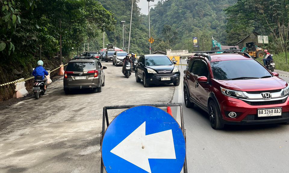 Satlantas Polres Padangpanjang mengalihkan arus Padang&ndash;Bukittinggi di Singgalang Kariang mulai 23 Januari 2026 akibat perbaikan jalan dan jembatan.