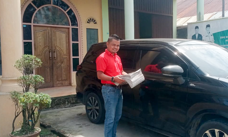 Asep, loper koran yang tetap setia mendistribusikan koran Padang Ekspres di Bukittinggi dan Payakumbuh.
