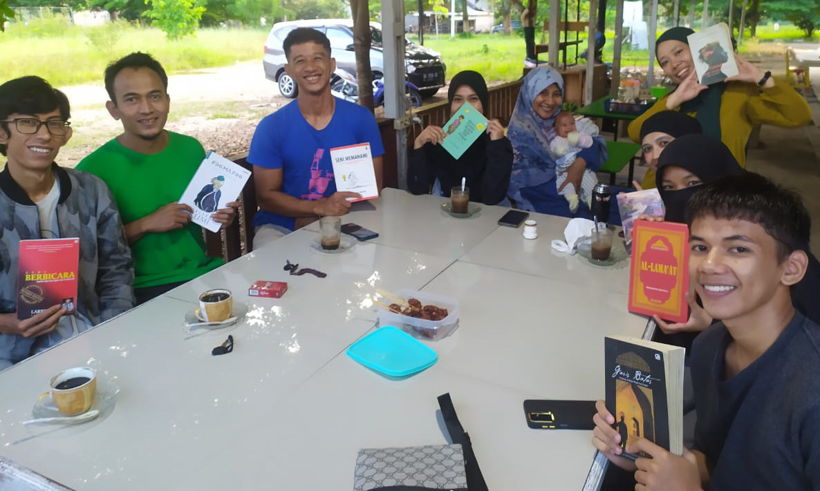 Komunitas Payakumbuh Book Party menghadirkan ruang baca bersama mempertemukan warga lintas latar untuk membaca, berbagi buku, dan membangun percakapan literasi di kota. (Foto: Irfan/Padeks)