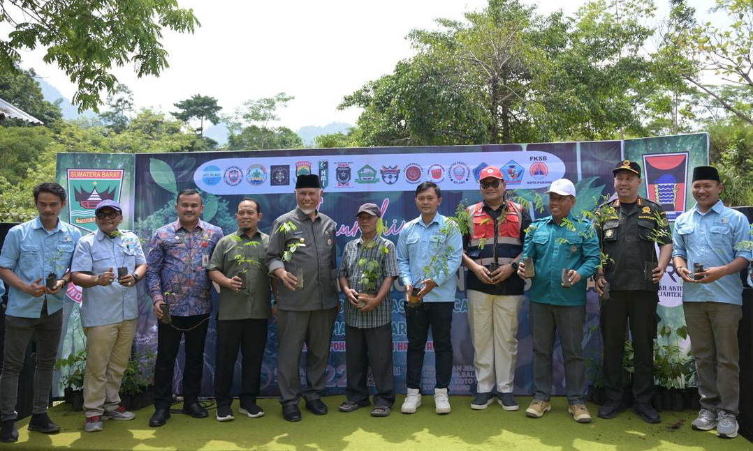 Gerakan Sejuta Pohon Sumbar diluncurkan di Padang, PT Semen Padang menyalurkan 10.000 bibit kaliandra untuk pemulihan ekologi pascabencana.