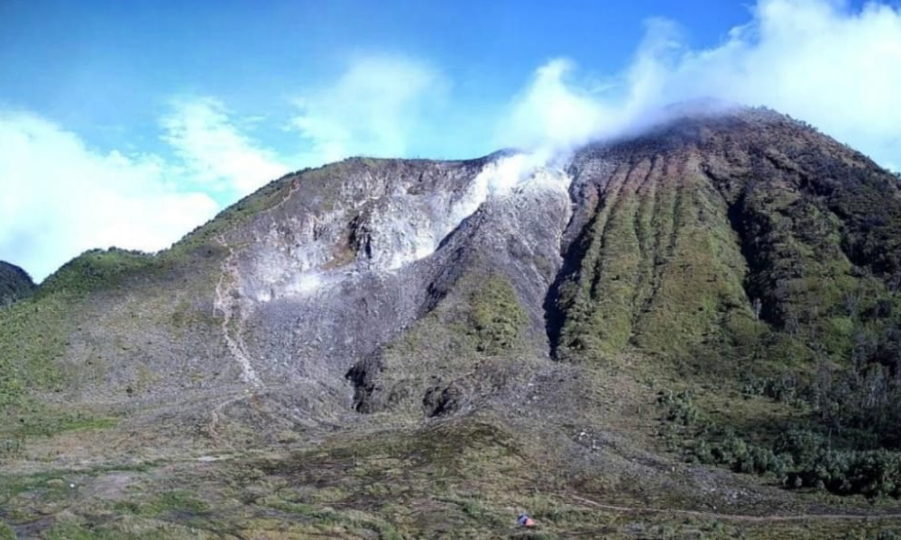 Status Gunung Talang Sumatera Barat kembali Normal Level I setelah evaluasi PVMBG, gempa vulkanik menurun, masyarakat diminta patuhi larangan radius kawah. (Foto: Tandri Eka Putra/Padeks)