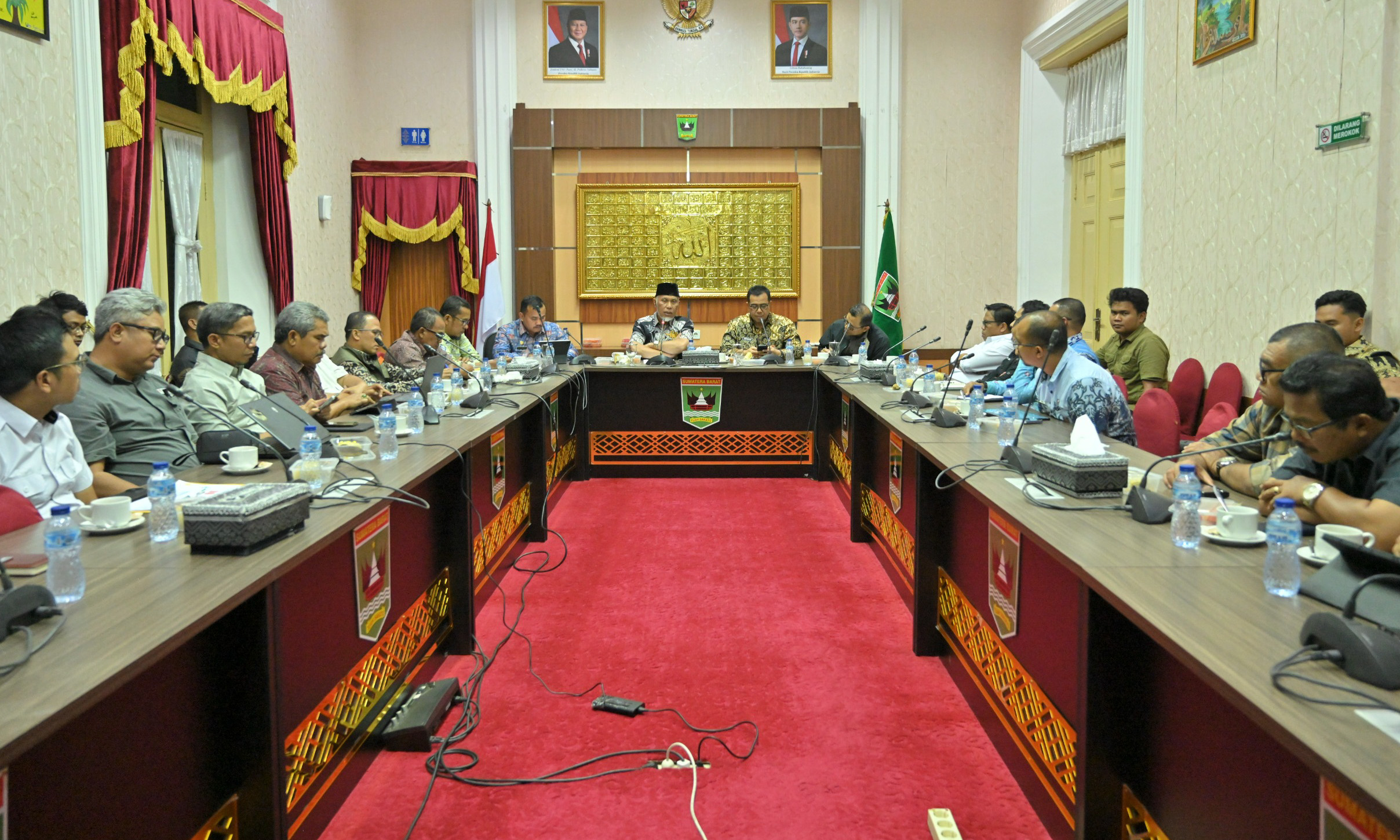 Gubernur Sumbar Mahyeldi pimpin rapat malam untuk menyiapkan koordinasi mengatasi krisis air bersih di Kota Padang pascabencana banjir bandang November 2025.