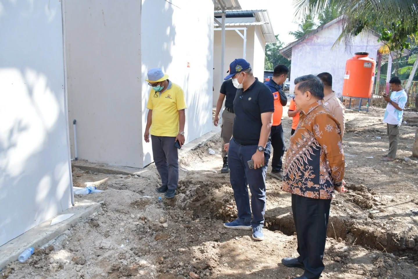 Bupati Agam meninjau lokasi pembangunan huntara di SDN 05 Kayu Pasak, Jorong Salareh Aia, Kecamatan Palembayan, untuk memastikan kesiapan jelang peresmian.