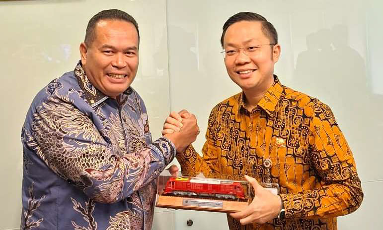 Wali Kota Pariaman Yota Balad paparkan peningkatan keselamatan perlintasan kereta api Padang&ndash;Pariaman kepada Dirjen Perkeretaapian Kemenhub RI, Allan Tandiono.