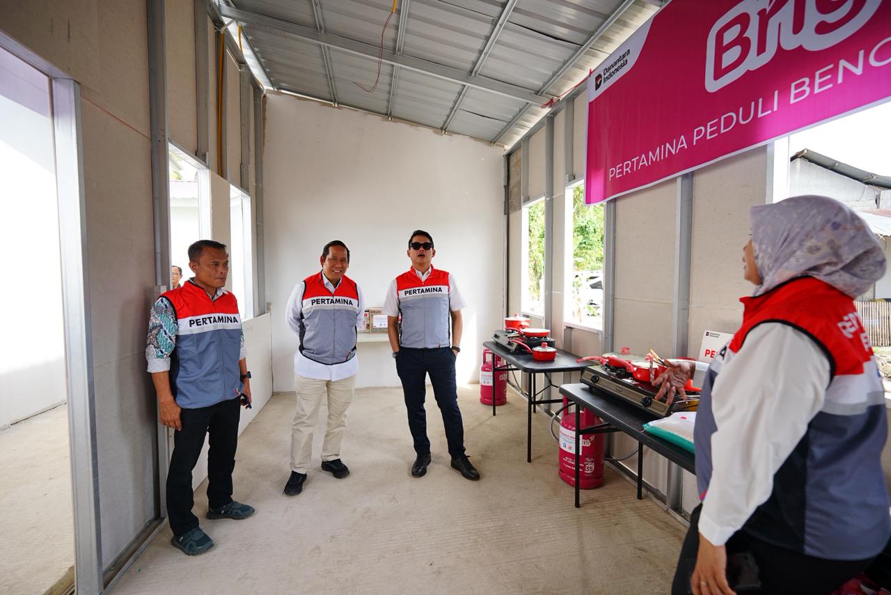 Pertamina Patra Niaga Sumbagut bersama DPR RI Komisi VI salurkan bantuan energi dan sembako ke Huntara Ketapiang Padangpariaman untuk pemulihan warga terdampak bencana.