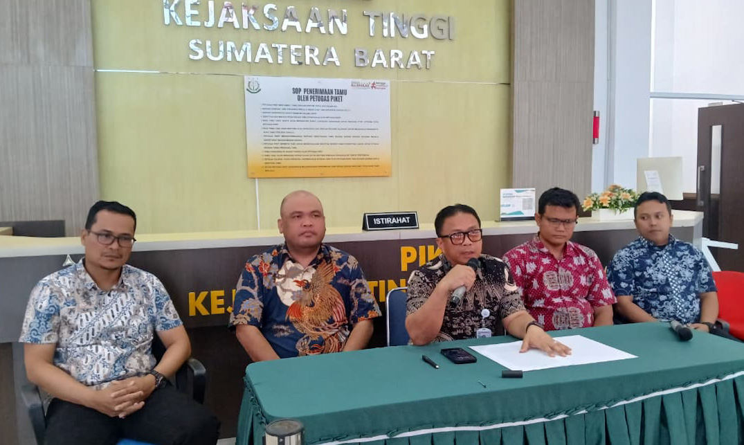 Kajari Kepulauan Mentawai, R Ahmad Yani, menyampaikan keterangan pers terkait penetapan tersangka kasus dugaan korupsi Perusda Kemakmuran Mentawai di Padang. (Foto: Suyudi/Padeks)
