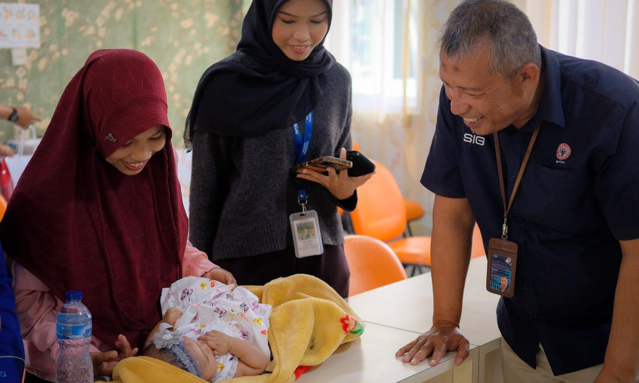 PT Semen Padang salurkan bantuan cegah stunting kepada 9 KK berisiko di Lubukkilangan, Pauh, dan Lubukbegalung melalui Program Genting.