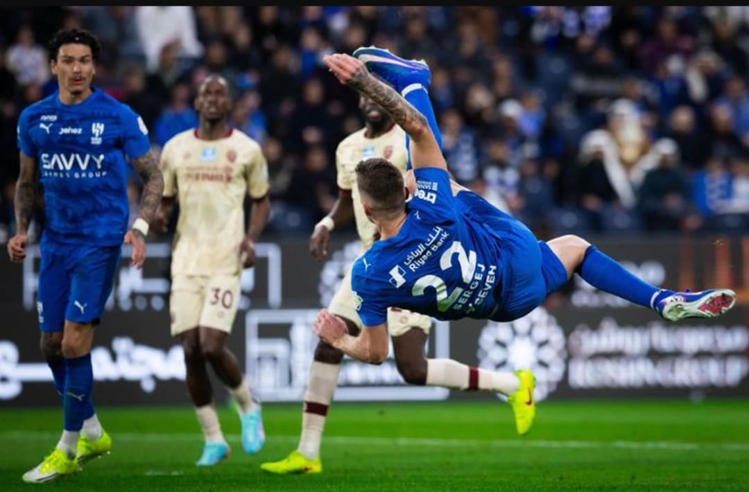Momen Milinkovic-Savic mencetak gol salto akrobatik pada menit ke-37, menyamakan kedudukan dan menginspirasi kemenangan 4-1 Al Hilal atas Al Fayha.(Foto: SPL)