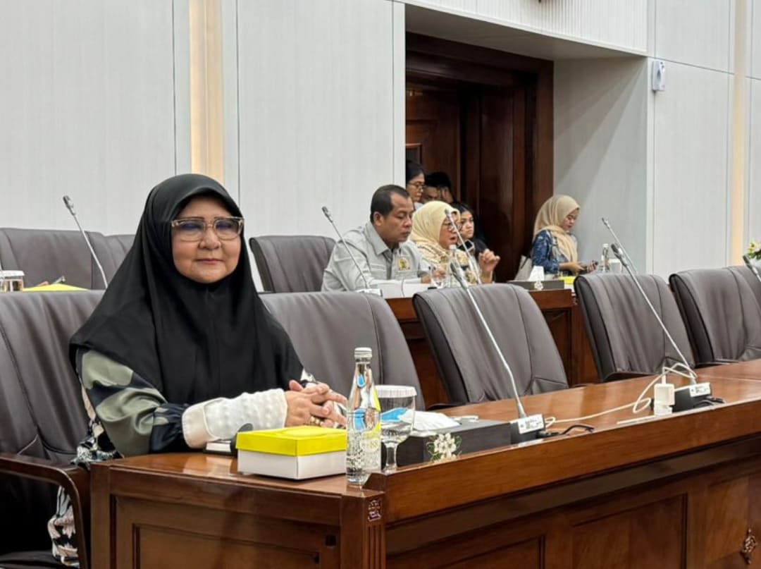 Anggota DPR RI Komisi VI, Nevi Zuairina, saat mengikuti RDP bersama PLN membahas respons kelistrikan darurat akibat banjir dan longsor di Sumatra.(Foto: Tim NZ)