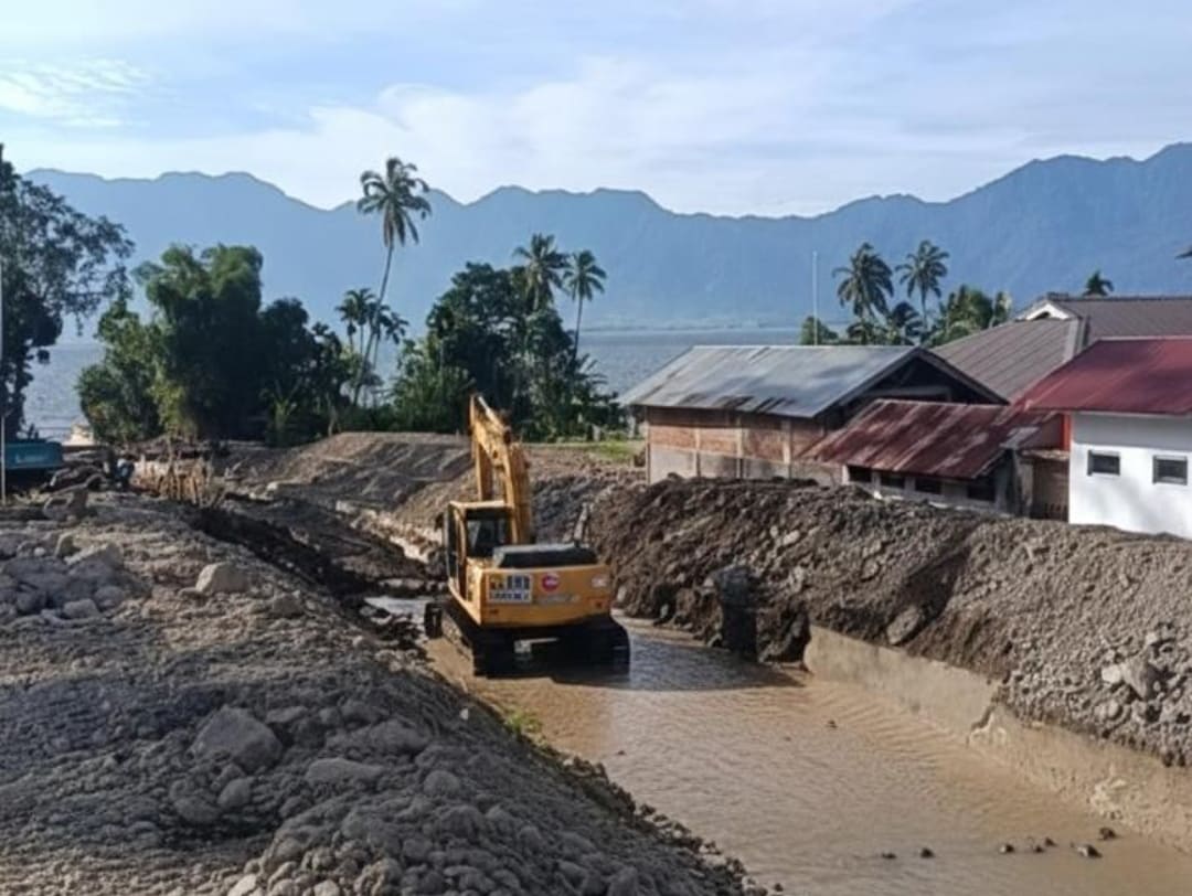 Ekskavator ADHI bekerja di salah satu sungai terdampak banjir Sumatera Barat untuk normalisasi alur dan pemulihan infrastruktur pasca bencana.(Foto: Corcom)