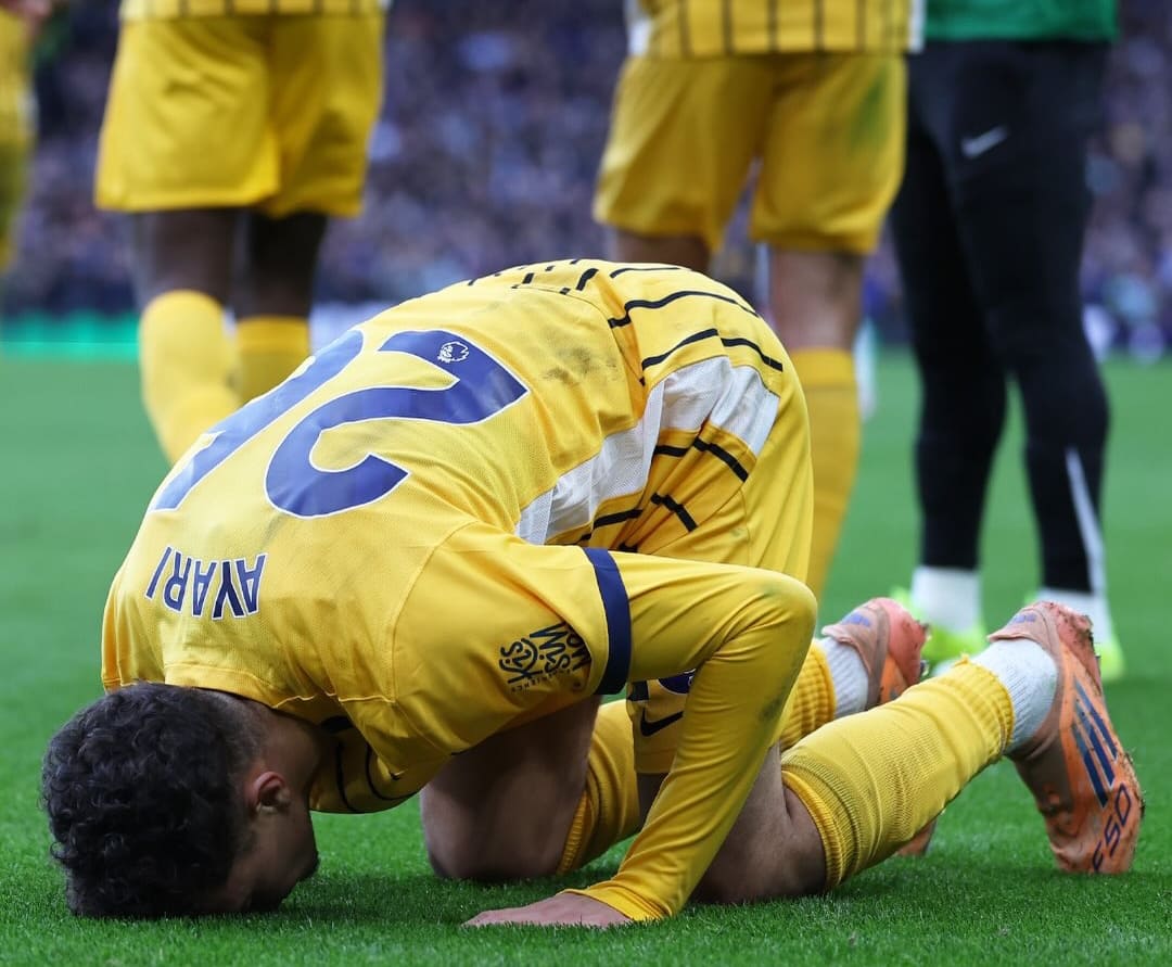 Ayari merayakan gol spektakulernya membawa Brighton unggul 1-0 atas Fulham di babak pertama Premier League 2026 di Craven Cottage.(Foto: IG @officialbhafc)
