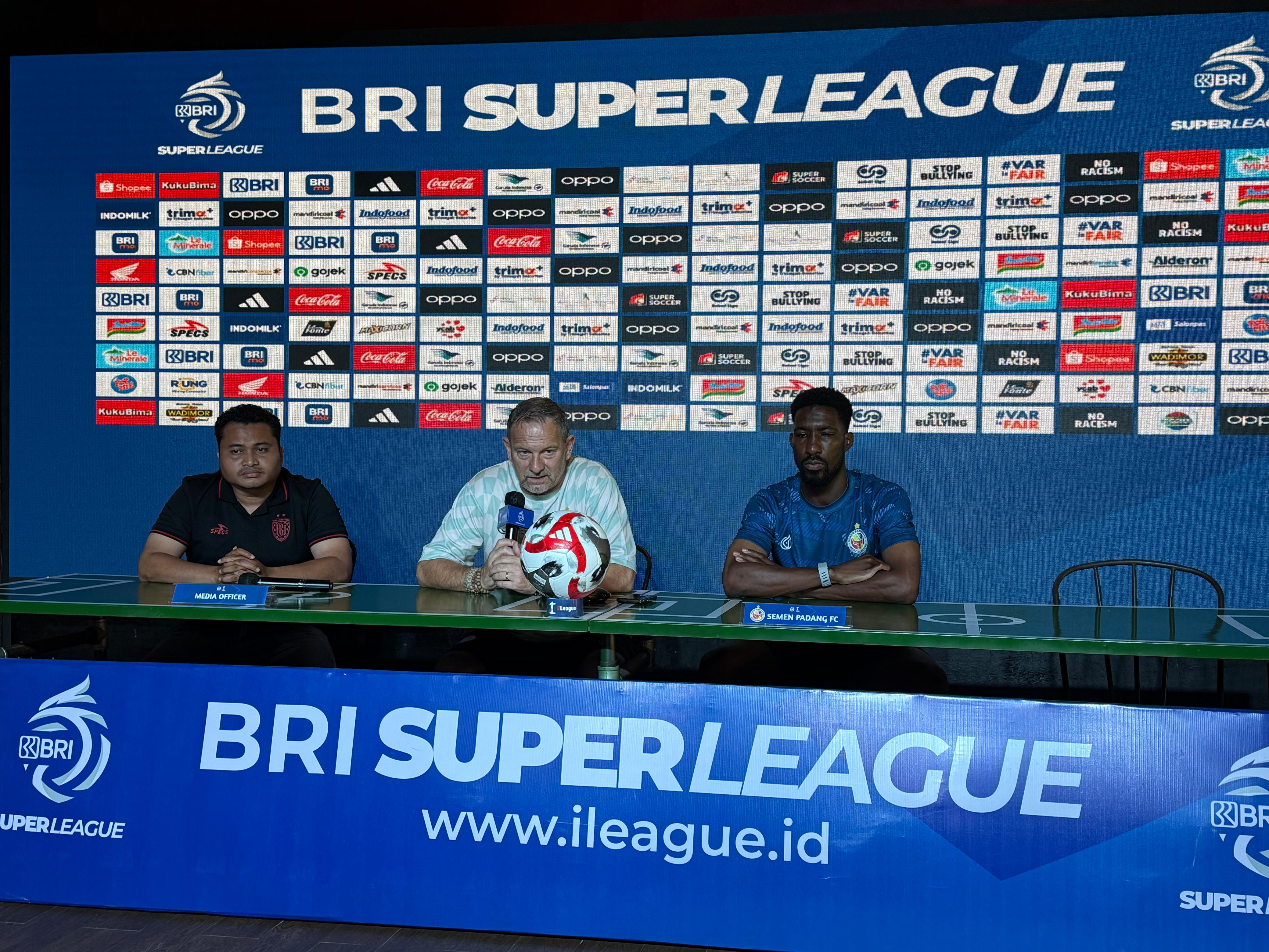 Pelatih Semen Padang FC, Dejan Antonic memberikan keterangan pada konferensi pers jelang pertandingan Bali United vs Semen Padang FC, Jumat (23/1/2026).