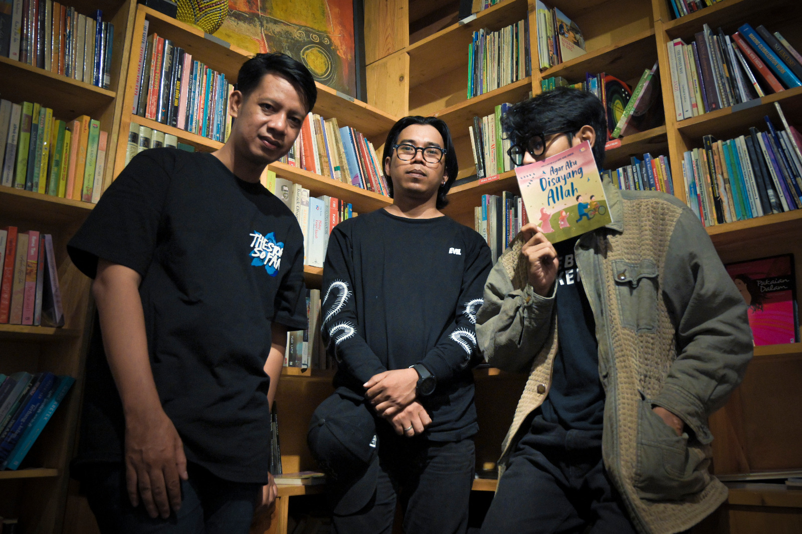 Band punk asal Kota Padang, Stevunk, baru saja merilis dua lagu mereka yakni Sudahi Menghancurkan dan Balada di Celah Kota.