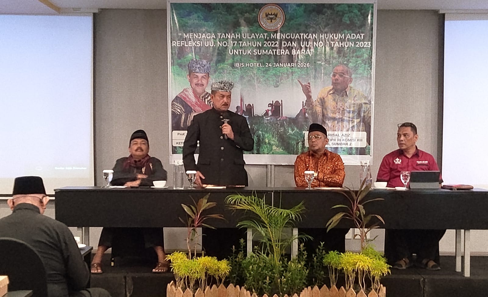 Ketua LKAAM Sumbar Prof. Dr. H. Fauzi Bahar Dt. Sati menyampaikan sambutan dalam kegiatan &ldquo;Menjaga Tanah Ulayat, Menguatkan Hukum Adat&rdquo; di Padang, Sabtu (24/1).