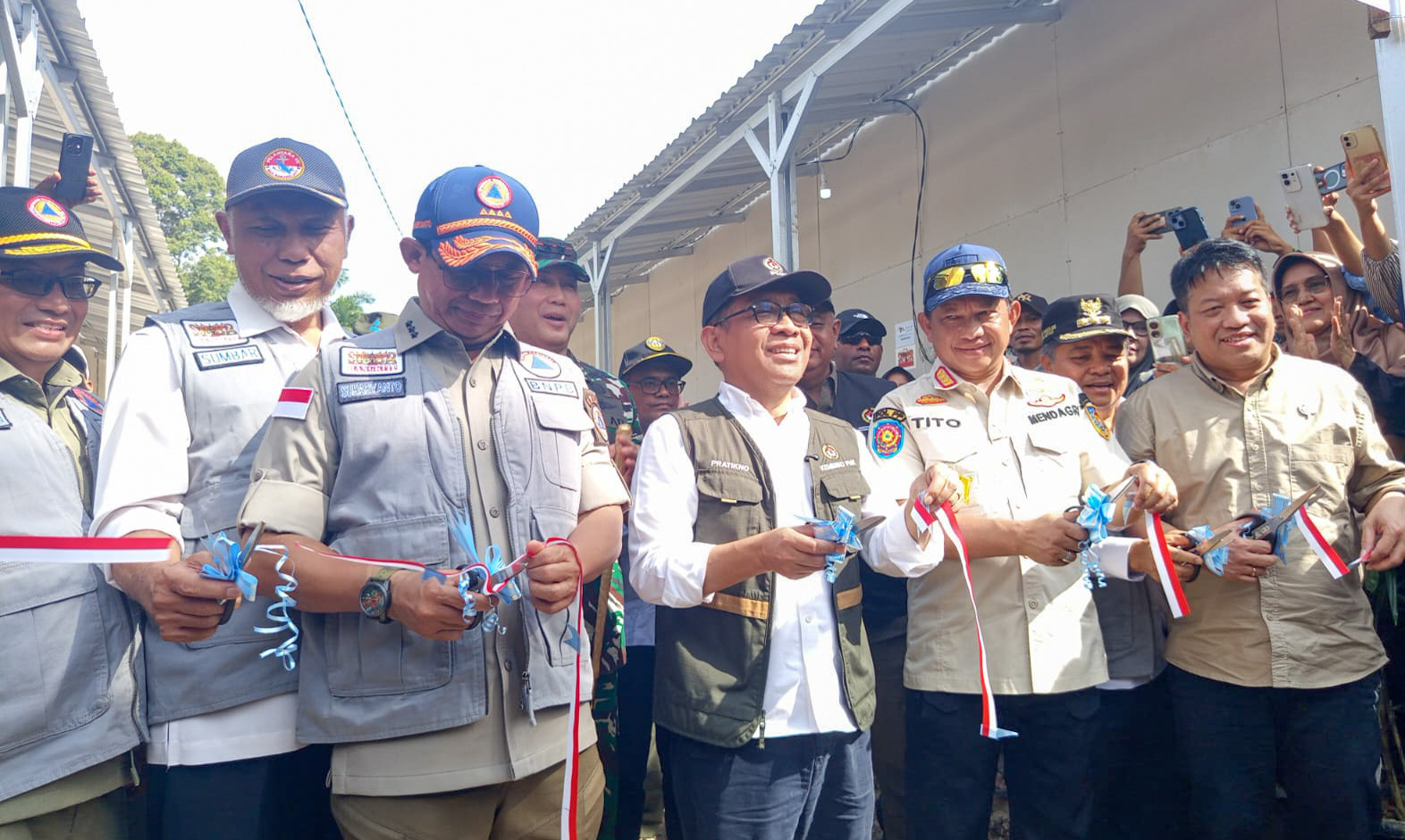 Menteri Dalam Negeri Tito Karnavian (dua kanan) meresmikan 117 unit hunian sementara (Huntara) di Kayu Pasak, Kecamatan Palembayan, Sabtu (24/1/2026).