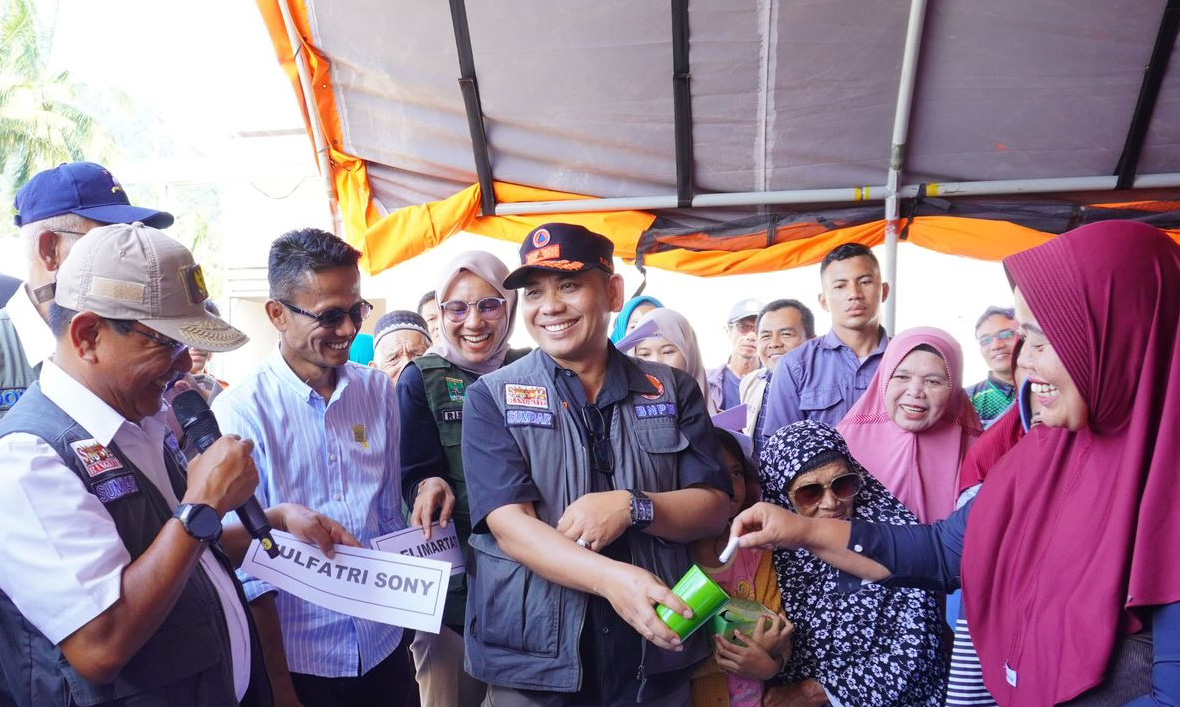 Bupati Padangpariaman serahkan kunci Huntara Asampulau dan Huntara Batanganai bagi masyarakat terdampak bencana banjir bandang, Sabtu (24/1/2026).