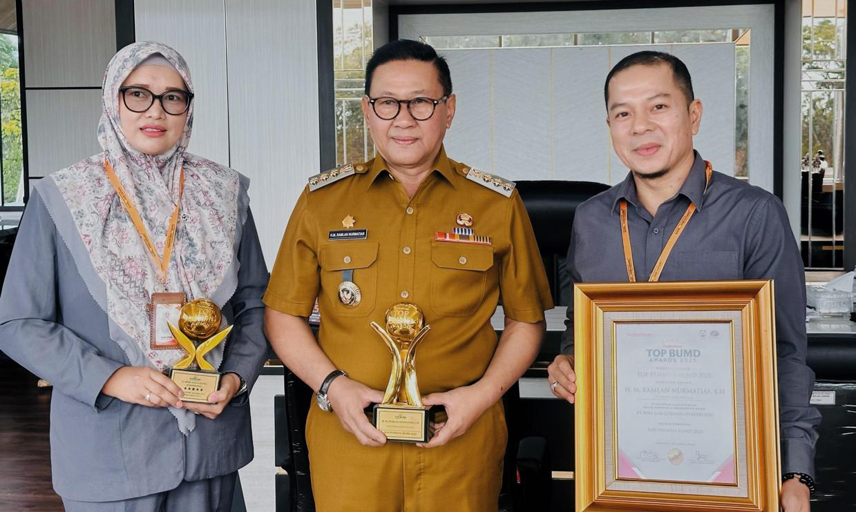 Dewi Fitria (Direktur), Ramlan Nurmatias (Wali Kota Bukittinggi) dan Feri Irawan (Direktur Utama).