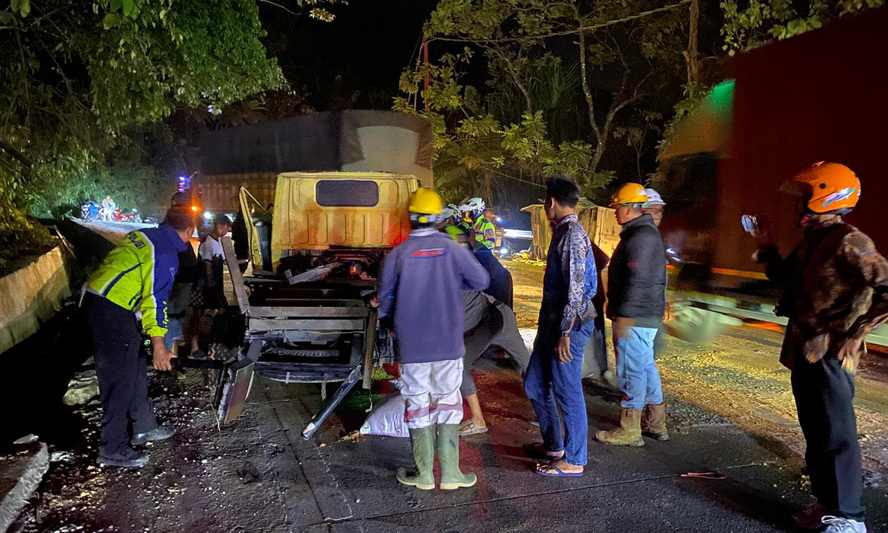 Kecelakaan mobil box dan truk terjadi di kawasan Sitinjaulauik tepatnya di bawah Panorama I, Kelurahan Indarung, Kecamatan Lubukkilangan, Kota Padang, (24/1/2026). (Satlantas Polresta Padang)