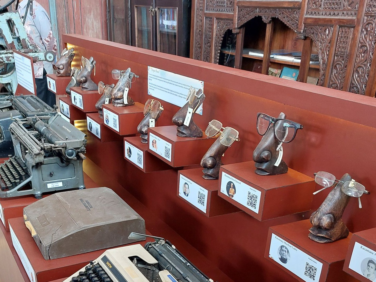 Pernak-pernik isi Rumah Puisi Taufiq Ismail dan Museum Sastra Indonesia. Ada sekumpulan mesin ketik dari para penulis dan sastrawan Indonesia dari masa ke masa. (Foto: Muji Sirwanto)