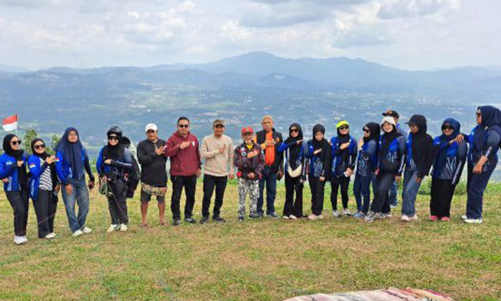 Latihan bersama atlet paralayang di Puncak Garundun Bukit Bidadari, Kota Solok, sebagai persiapan menghadapi Porprov Sumbar XVI. (Foto: Dila Kartika Sari/Padeks)