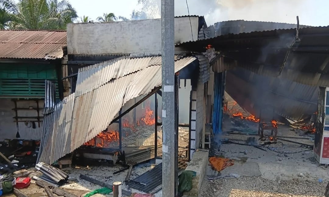 Dua rumah terbakar di Nagari Simpang Tigo, Pasaman Barat, Sabtu (24/1/2026), diduga akibat kompor ditinggal menyala saat memasak.