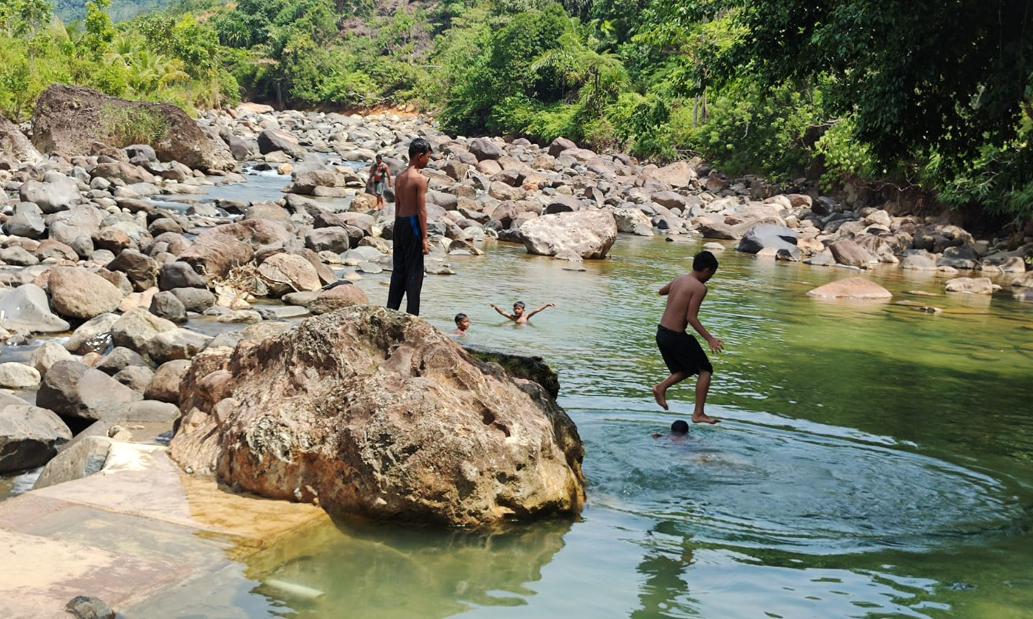 Wisata Lubuktongga di Sungaibangek Padang menawarkan pemandian sungai alami dengan air jernih, fasilitas sederhana, dan biaya terjangkau bagi pengunjung. (Foto: Randi Z/Padeks)