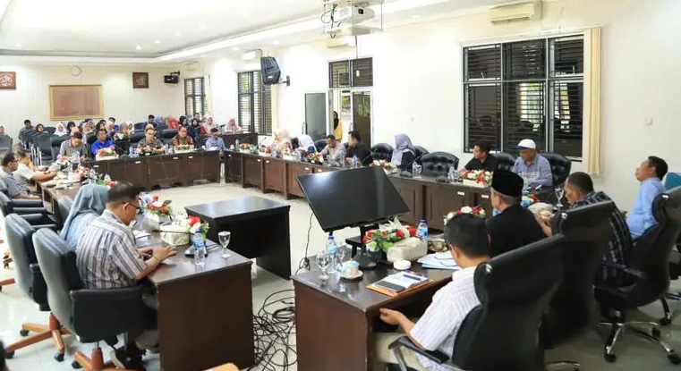 DPRD Kota Solok gelar hearing dengan honorer non-BKN dan gagal CPNS&ndash;PPPK, bahas solusi status kerja dan tindak lanjut kebijakan daerah.