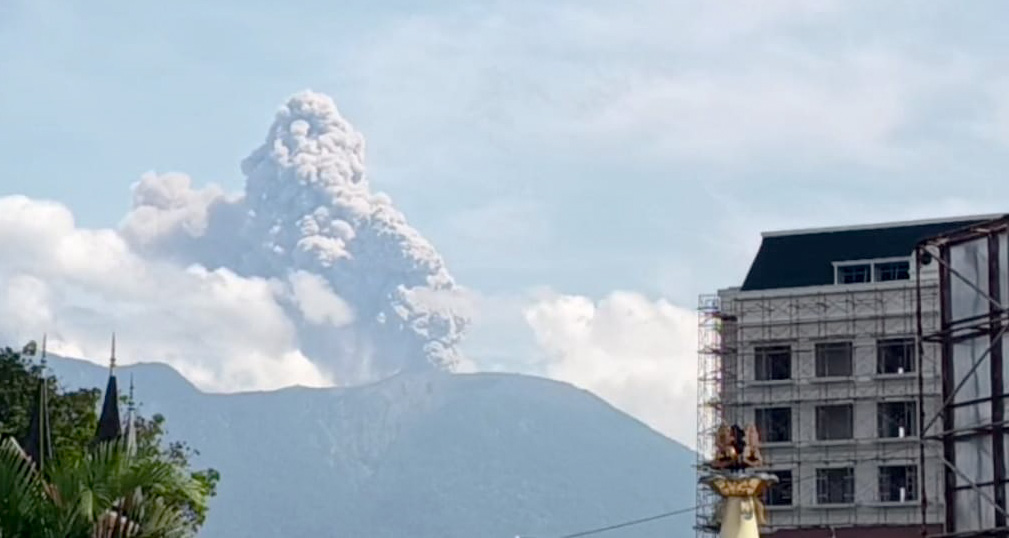 Gunung Marapi erupsi Minggu siang dengan amplitudo 27,5 mm. PVMBG tetapkan status Waspada dan larang aktivitas dalam radius 3 kilometer.