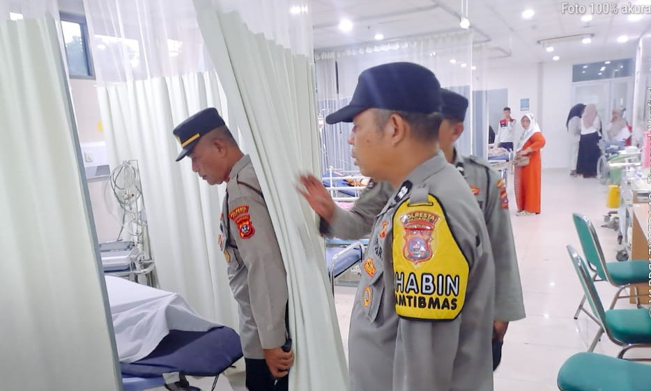 Pelajar SMA di Padang tewas tenggelam saat berenang di Pantai Ulakkarang Sabtu sore. Polisi menyebut korban kelelahan dan keluarga menolak visum.