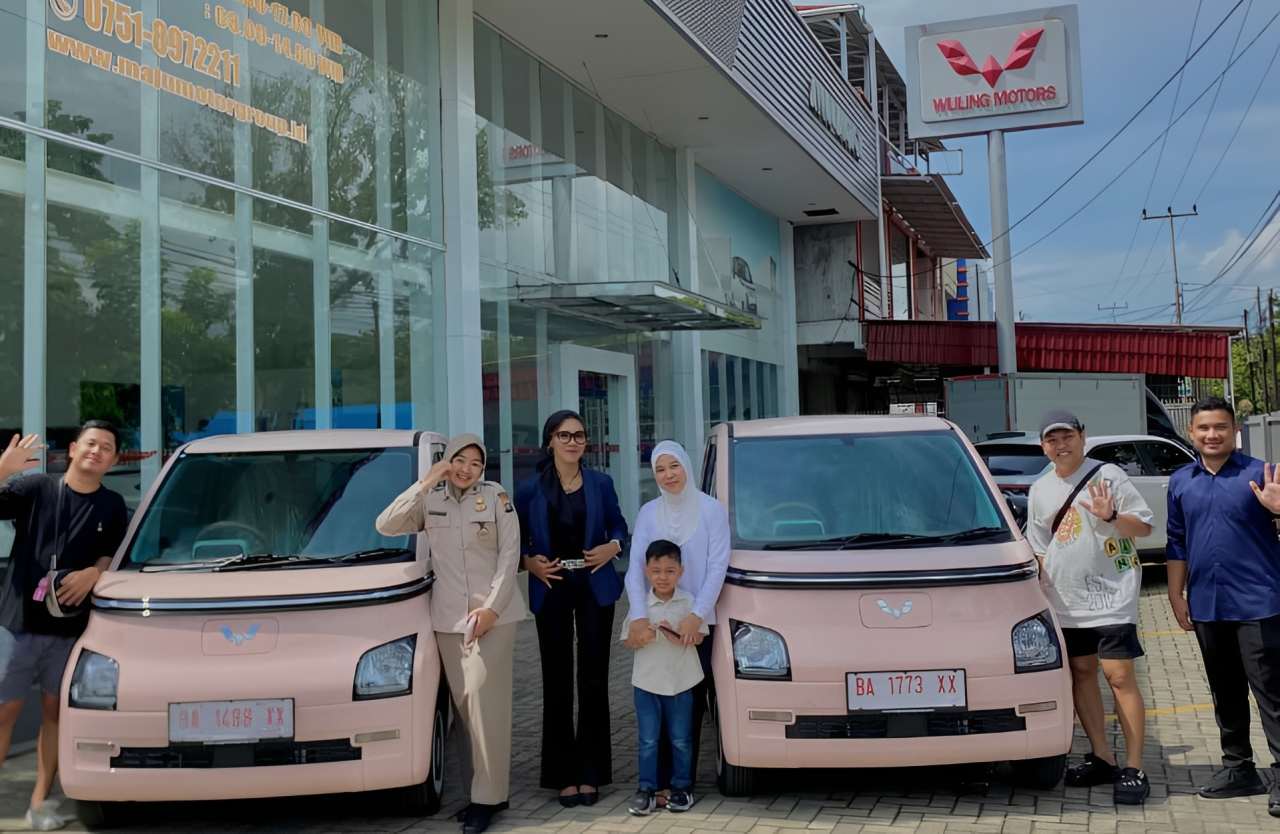 Konsumen mobil listrik di Wuling Padang Jl Prof Dr Hamka No 137 Parupuk Tabing, Kota Padang, Sabtu (24/1/2026).