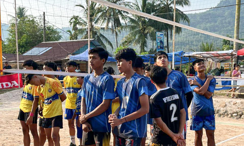 Turnamen Portim Cup Voli Ball III di Bungus Timur resmi dibuka, diikuti 36 klub se-Kota Padang sebagai ajang pembinaan olahraga.