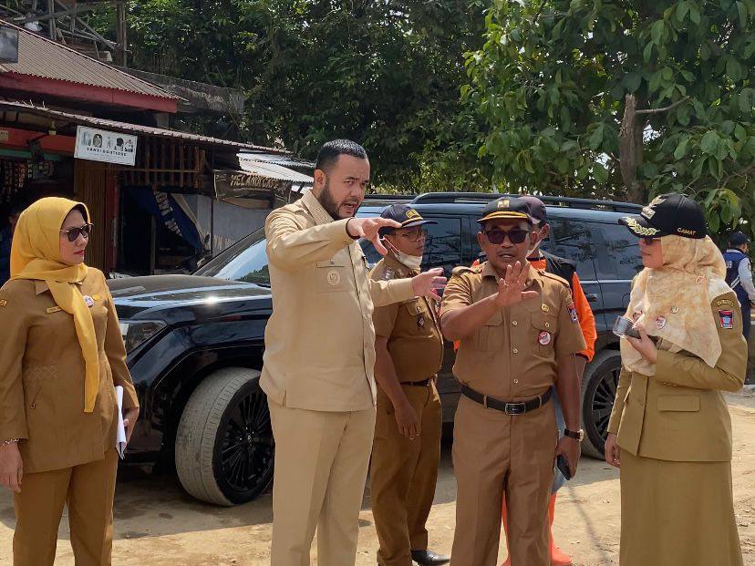 Wali Kota Padang Fadly Amran bersama jajaran instansi terkait meninjau progres pemulihan Irigasi Gunung Nago, Senin (26/1/2026).