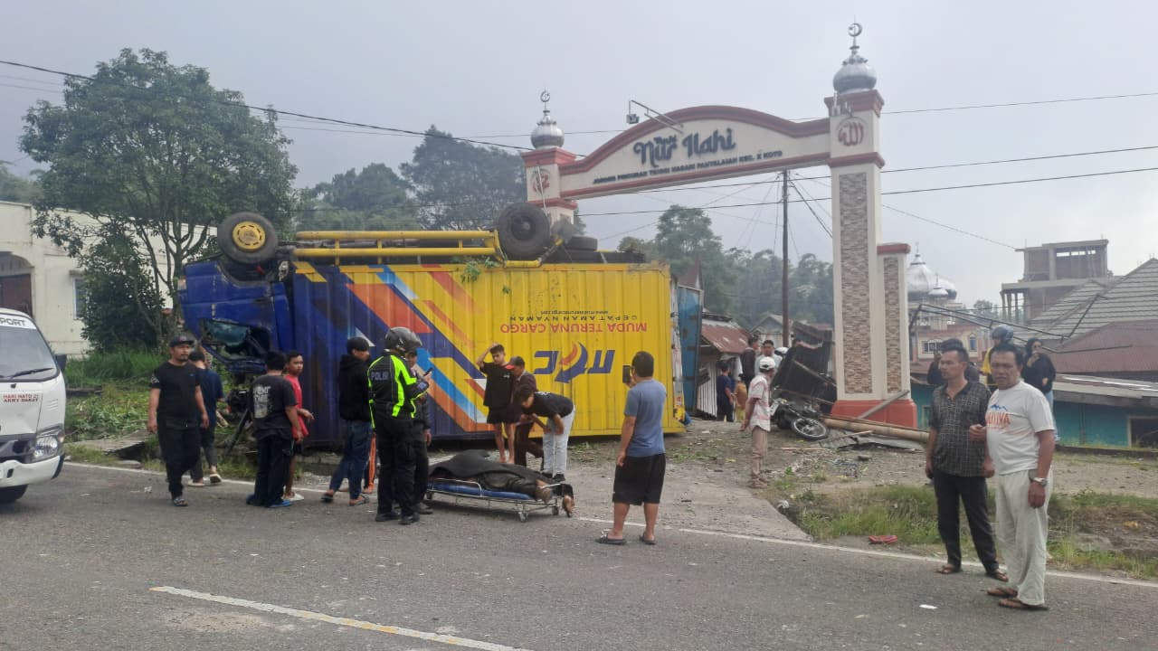 Kecelakaan beruntun terjadi di jalur Padang&ndash;Bukittinggi kawasan Penyalaian Tanahdatar, polisi lakukan penanganan dan pengaturan lalu lintas.