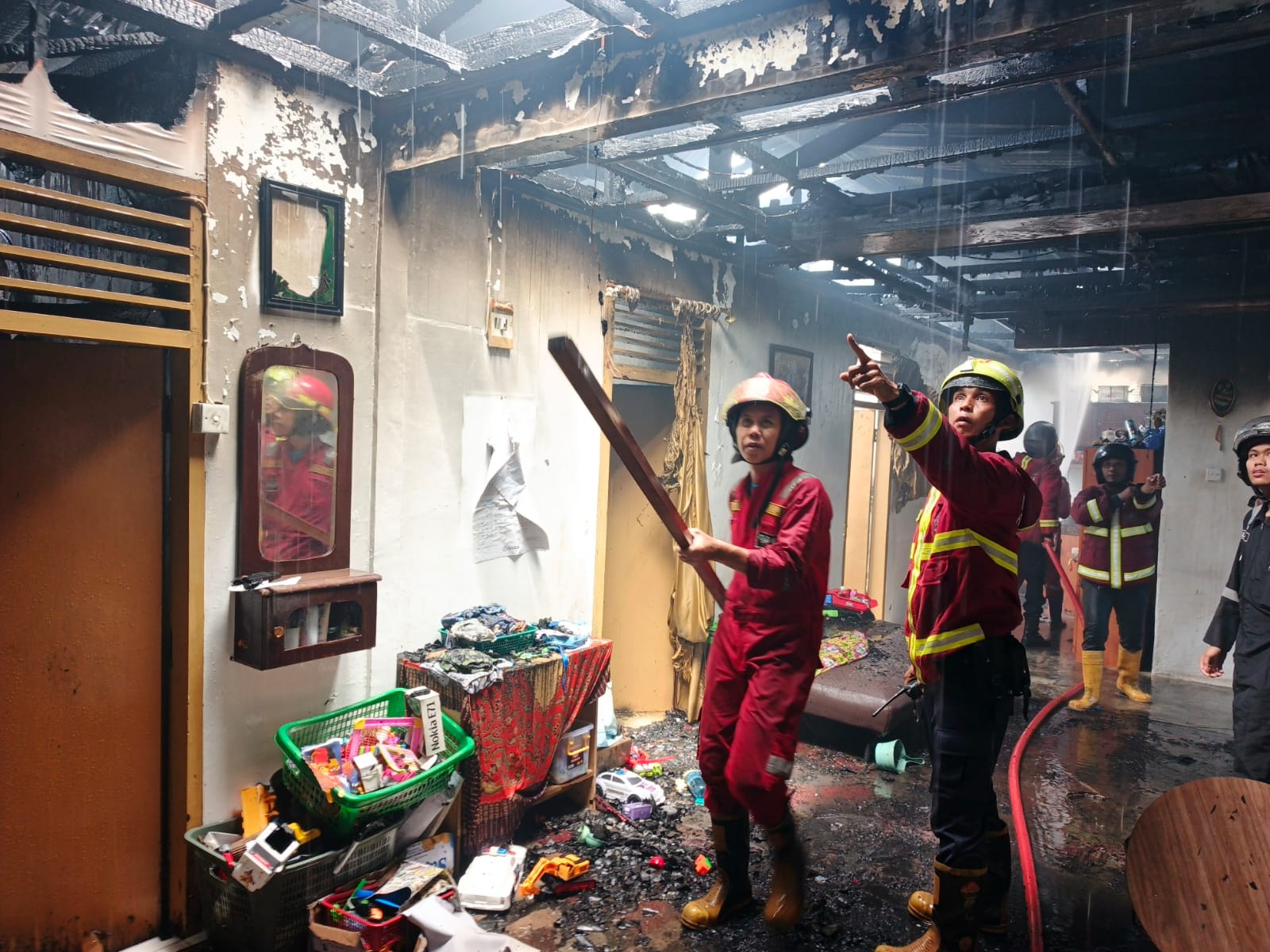 Kebakaran melanda kawasan Jati Padang Timur, menghanguskan rumah makan Ampera dan tiga rumah warga.