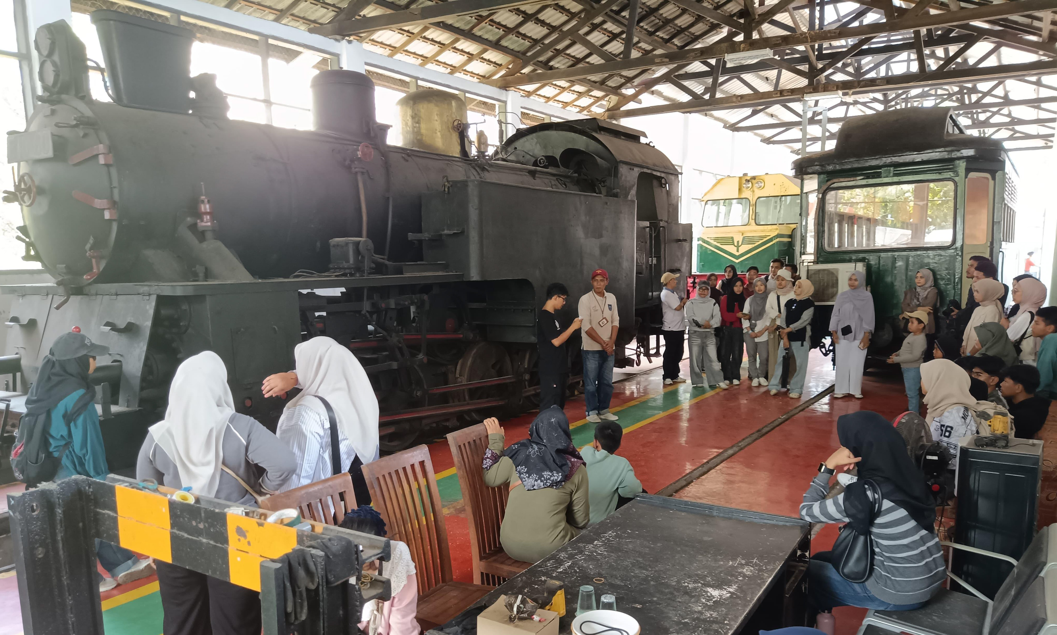 KAI Divre II Sumbar dukung Walking Train Sawahlunto 2026 napak tilas jalur kereta api warisan dunia untuk pelestarian sejarah dan wisata lokal ekonomi Sumatera Barat.