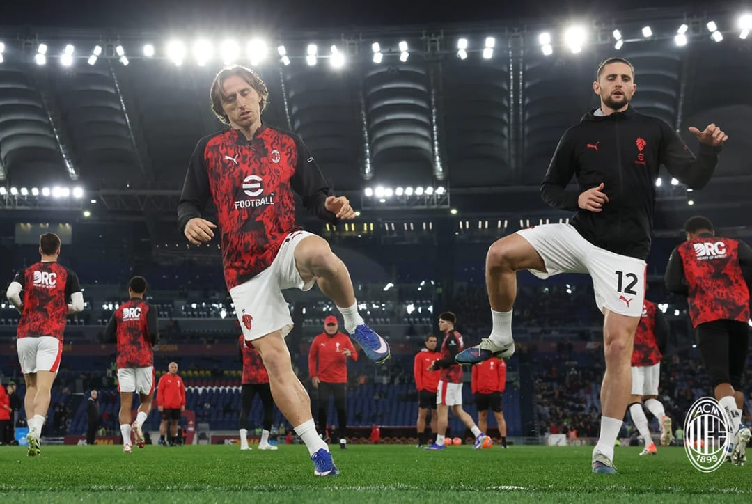 Para pemain AC Milan melakukan pemanasan jelang laga pekan ke-22 Serie A di Stadio Olimpico.(Foto: acmilan.com)