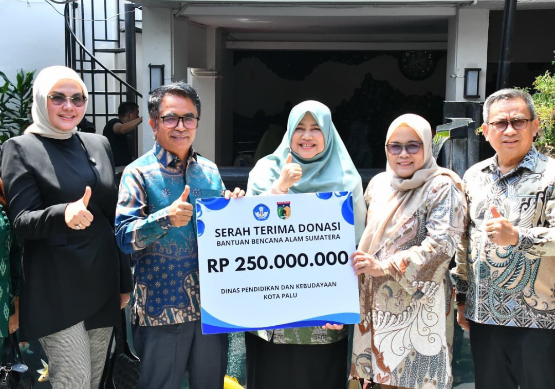 Ketua TP-PKK Kota Palu, Diah Puspita Hadianto Rasyid, menyerahkan donasi Rp250 juta untuk korban bencana di Kota Padang, Sabtu (24/1/2026).(Foto: Prokopim)