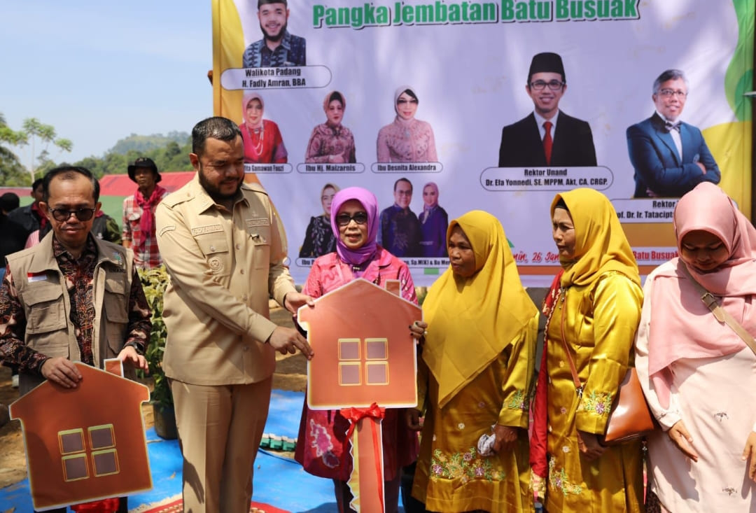 Wali Kota Padang Fadly Amran menyerahkan kunci Hunian Sementara Sehat dan Layak (HUNSELA) kepada warga terdampak banjir bandang di Kampung Talang, Pauh, Senin (26/1/2026).(Foto: Prokopim)