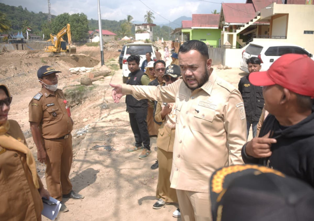 Wali Kota Padang Fadly Amran meninjau pengerukan sedimen di Bendungan Gunung Nago, Kecamatan Pauh, Senin (26/1/2026).(Foto: Prokopim)