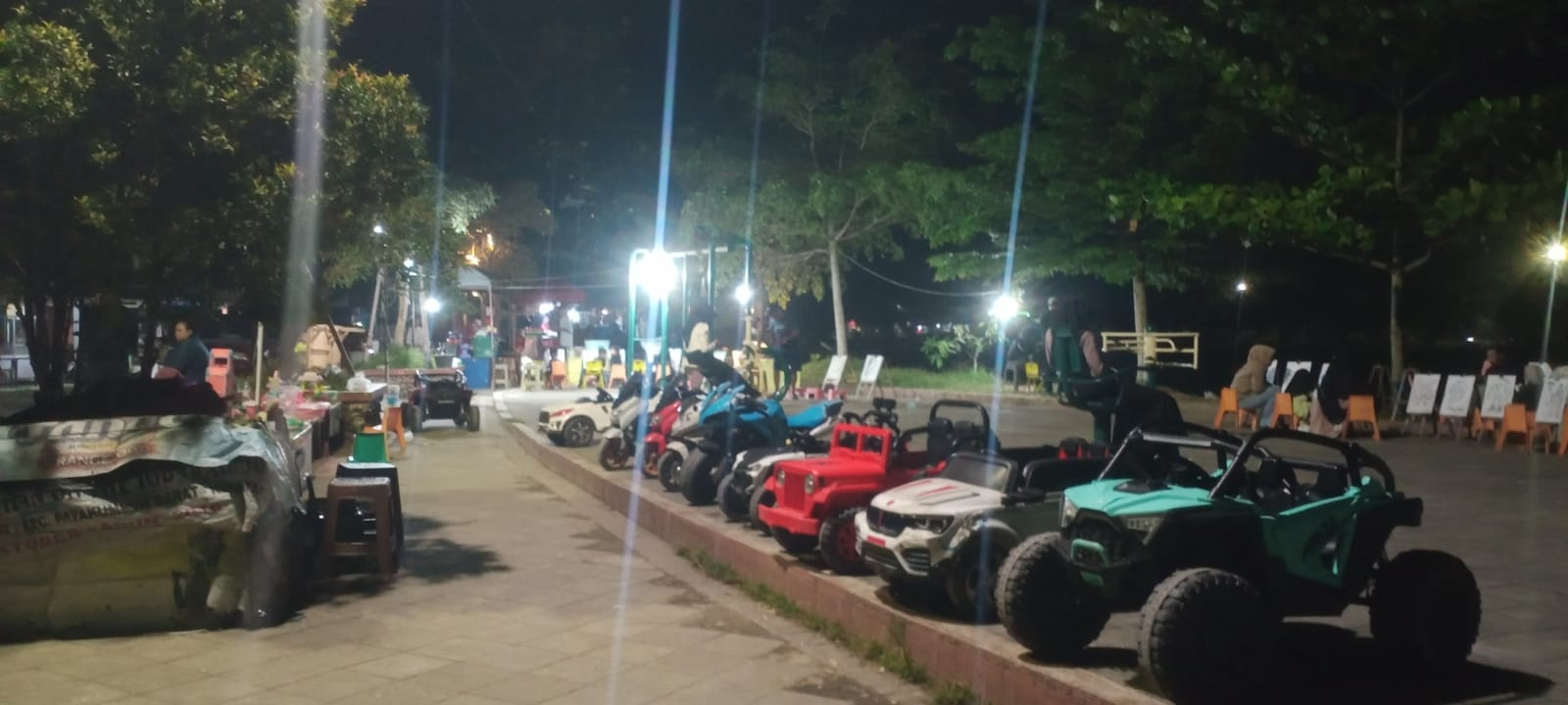 Salah satu sudut di Taman Kawasan Normalisasi Batang Agam yang disulap menjadi tempat rekreasi dan sentra UMKM.