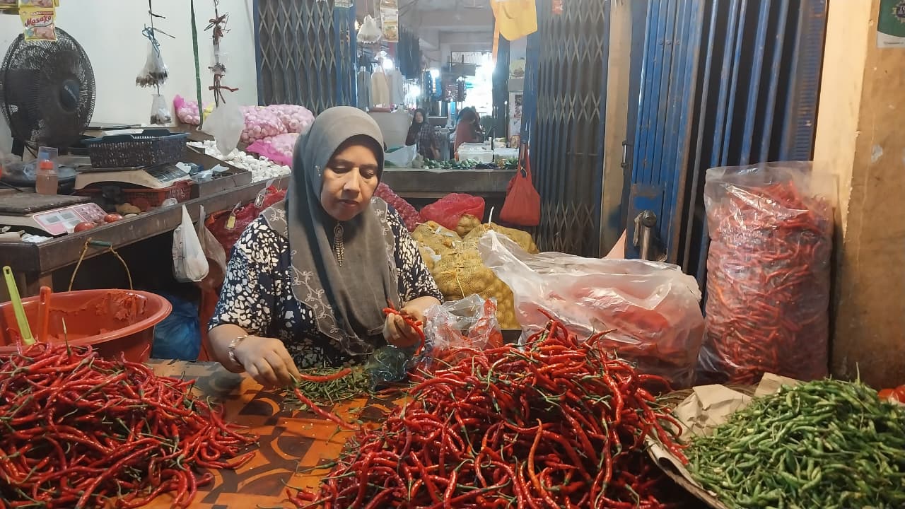 Salah satu lapak pedagang cabai dan bawang di Pasar Lubukbuaya, Senin (26/1/2026).