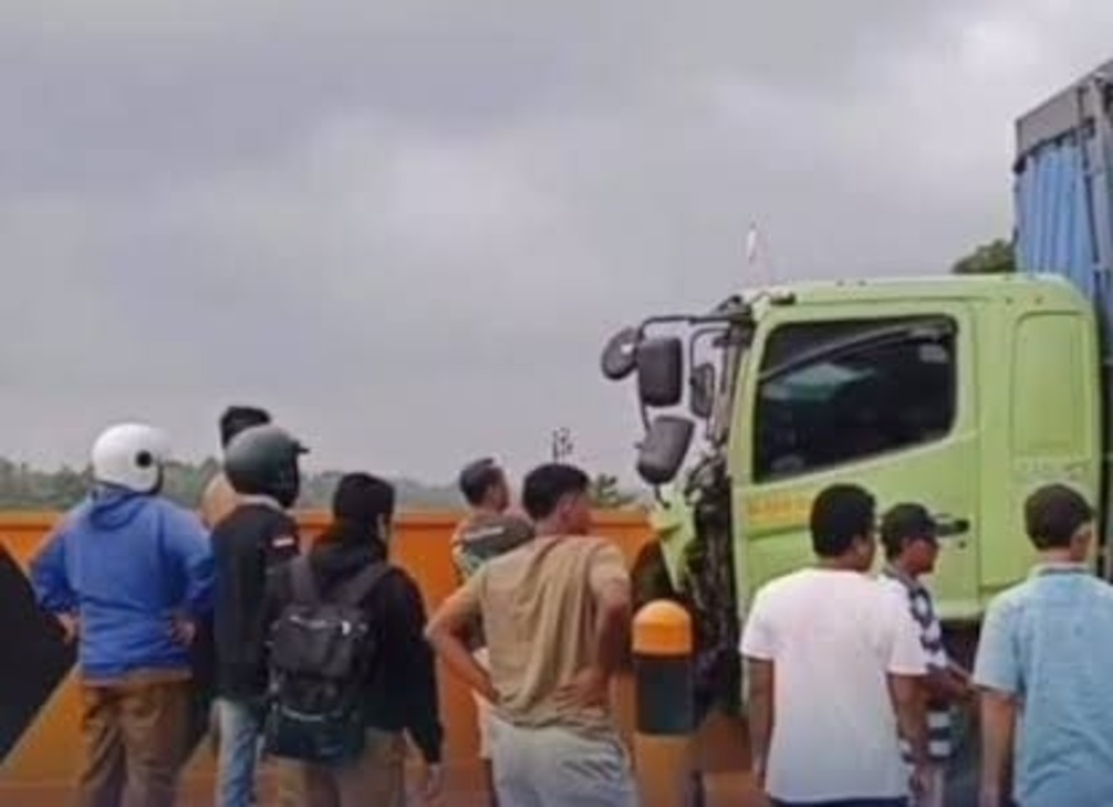 Kecelakaan lalu lintas (lakalantas) tunggal yang melibatkan satu unit truk bernomor polisi BA 8918 OU terjadi di Jembatan Cable Stayed Sungai Dareh, Kabupaten Dharmasraya, Senin pagi (26/1/2026).